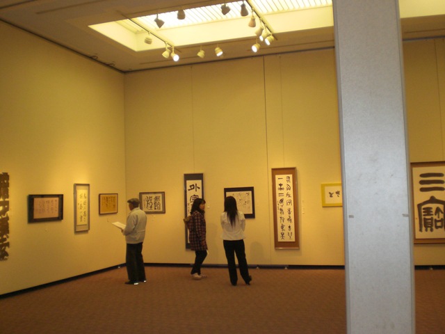 �M������